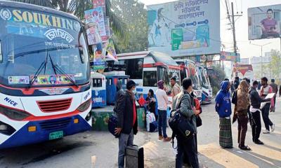 ময়মনসিংহে গণপরিবহন বন্ধ থাকায় ভোগান্তিতে দূরপাল্লার যাত্রীরা