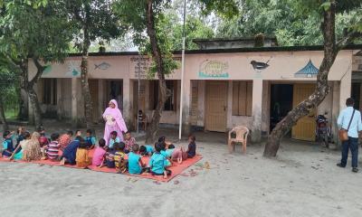 শ্রেণিকক্ষ দখল করেছেন যুবলীগ সভাপতি, খোলা মাঠে চলছে পাঠদান