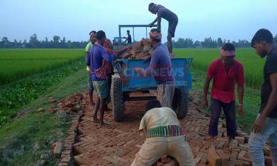 রাস্তার কাজে নিম্নমানের ইট, ইউএনওর নির্দেশ মানেননি ঠিকাদার