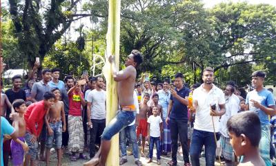 নড়াইলের চিত্রা নদীর পাড়ে গ্রামীণ উৎসবে মেতেছেন গ্রামবাসী