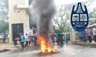 চট্টগ্রাম বিশ্ববিদ্যালয়ের প্রধান ফটকে   তালা, শাটল ট্রেন বন্ধ