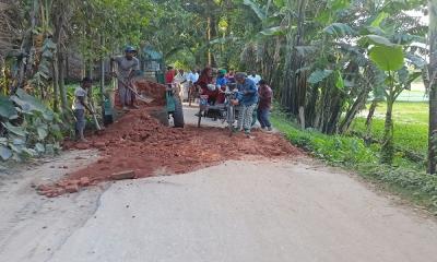 খানাখন্দে ভরা সড়ক, চলছে রাবিশ দিয়ে মেরামত