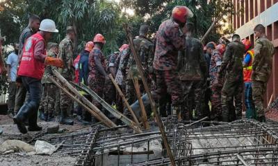 জেলা পরিষদ ভবনের নির্মাণাধীন ছাদ ধসে নিহত ২