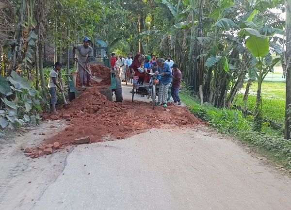 খানাখন্দে ভরা সড়ক, চলছে রাবিশ দিয়ে মেরামত