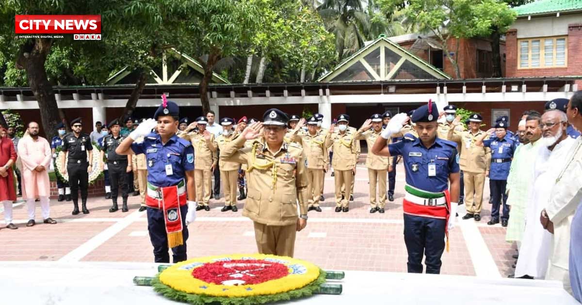 বঙ্গবন্ধুর সমাধিতে আইজিপির শ্রদ্ধা