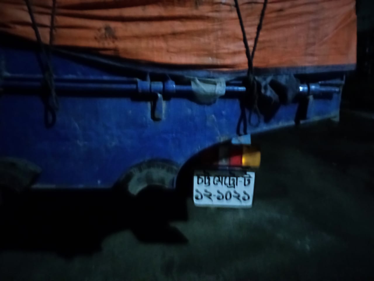 নোয়াখালীতে ভিজিএফের দুই ট্রাক চালসহ আটক ৩