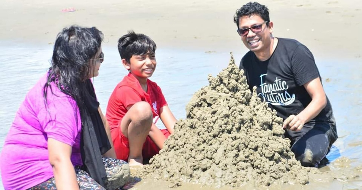 পরিবার নিয়ে কক্সবাজার সৈকতে প্রতিমন্ত্রী পলক