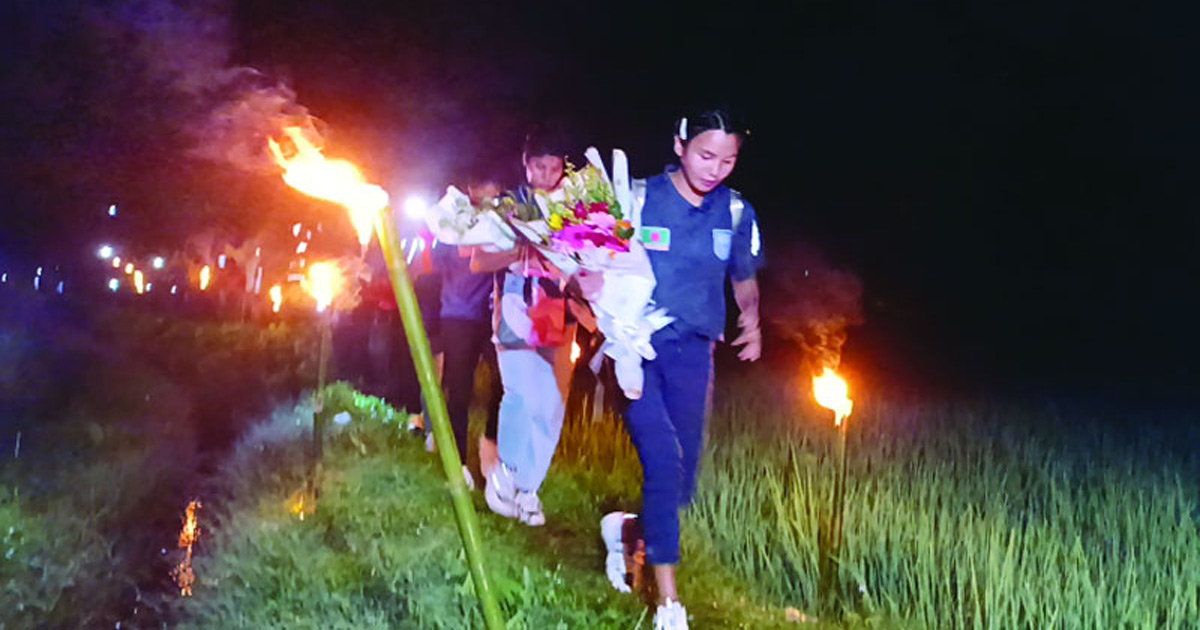 পাহাড়ে সাফজয়ী ঋতুপর্ণাদের অন্যরকম সংবর্ধনা