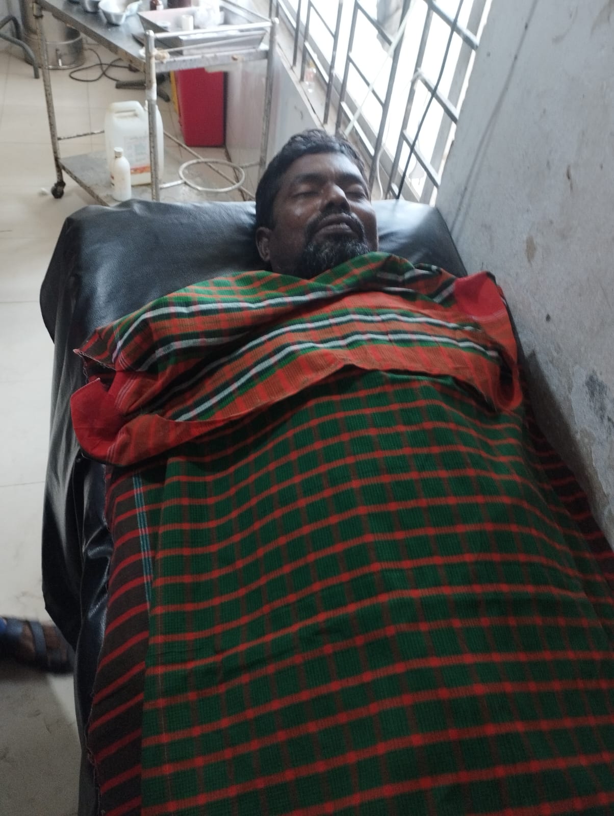 বাঁশ কাটতে গিয়ে বিদ্যুৎস্পৃষ্টে কৃষকের মৃত্যু