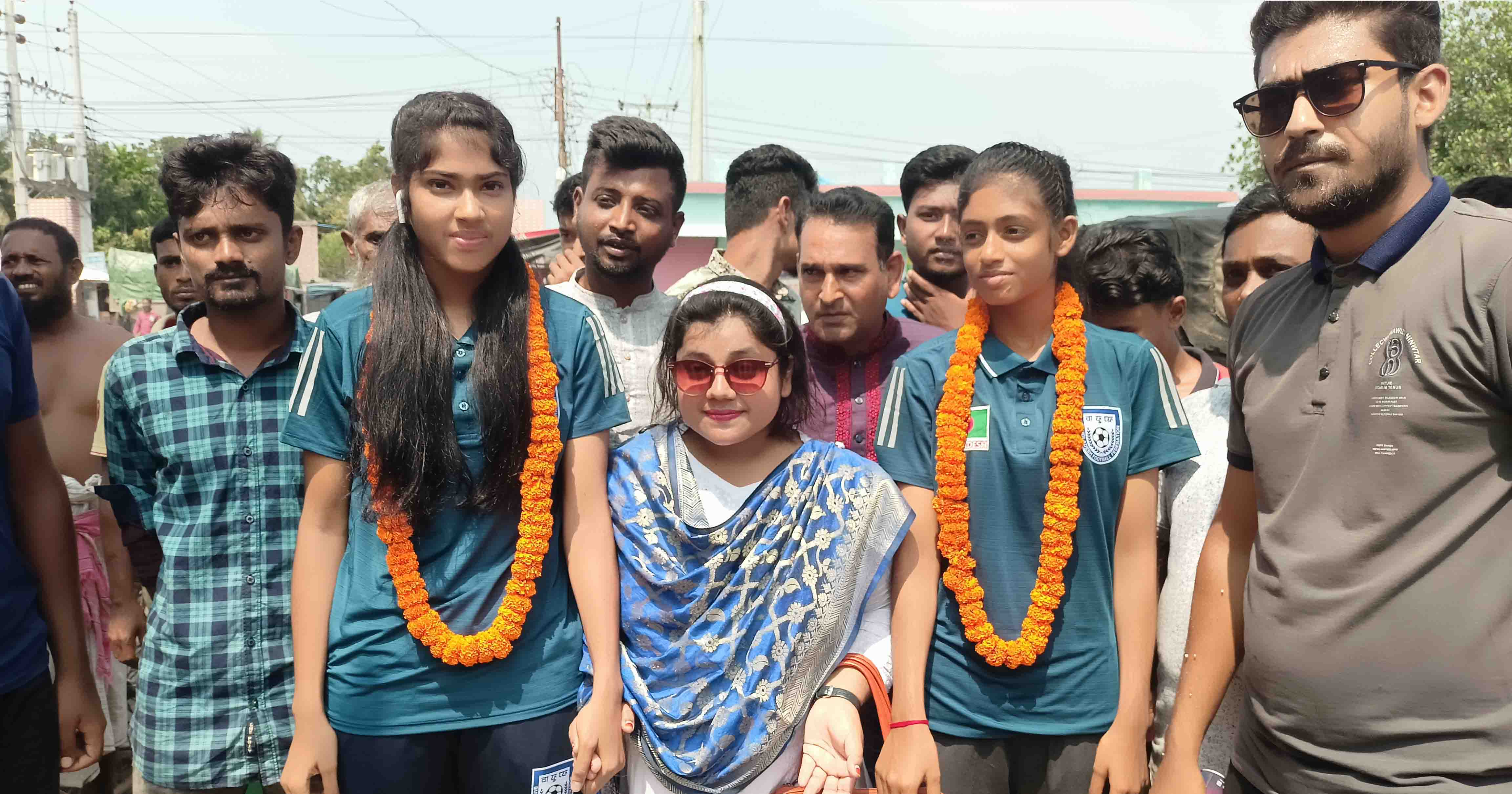 মাগুরায় ফুলেল শুভেচ্ছায় সিক্ত সাফ জয়ী সাথী-ইতি, ছিল না জেলা ক্রীড়া সংস্থার উপস্থিতি