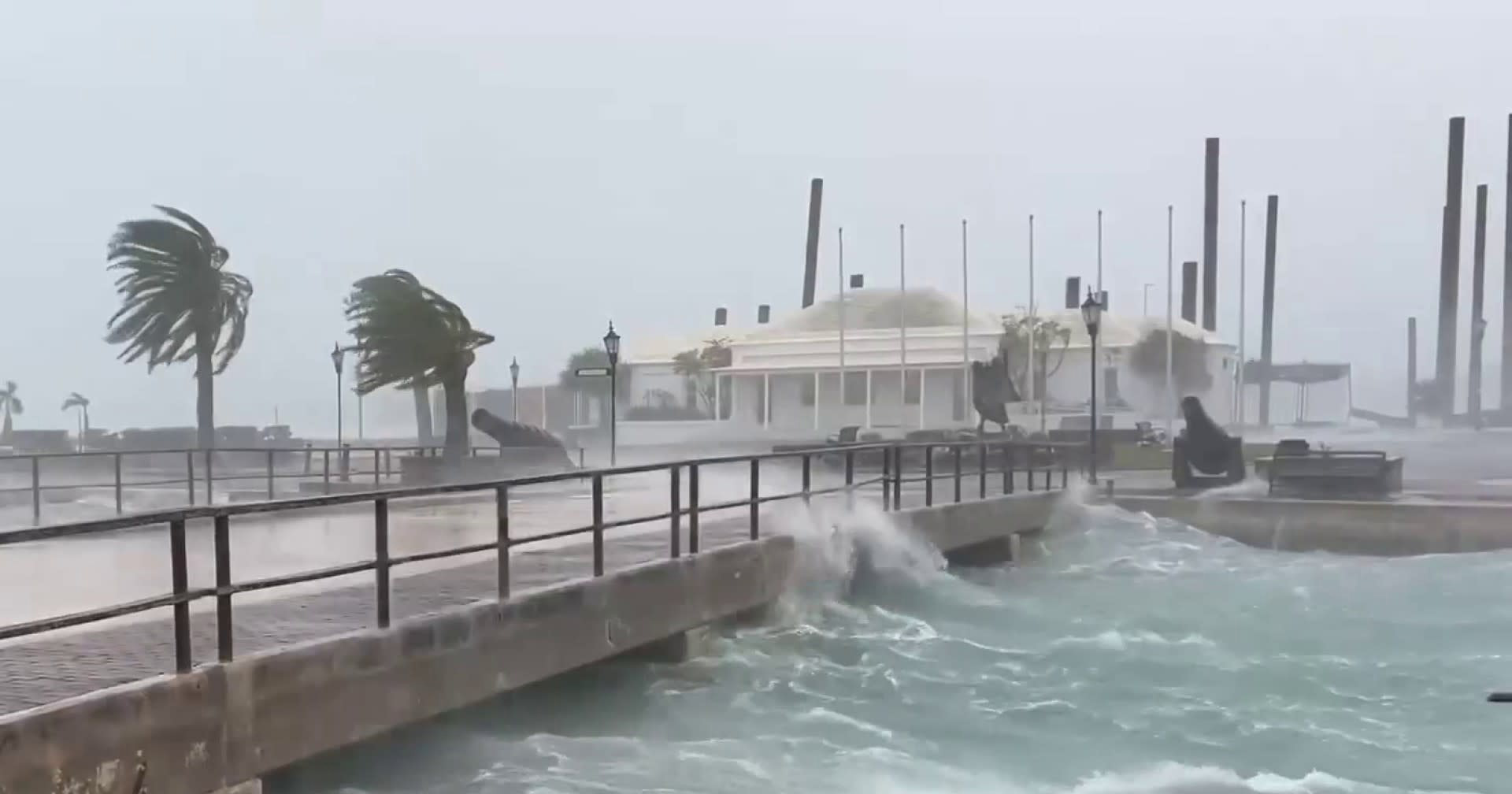 যুক্তরাষ্ট্রে হারিকেন ‘ইয়ানের’ আঘাত, ব্যাপক ক্ষয়ক্ষতির আশঙ্কা