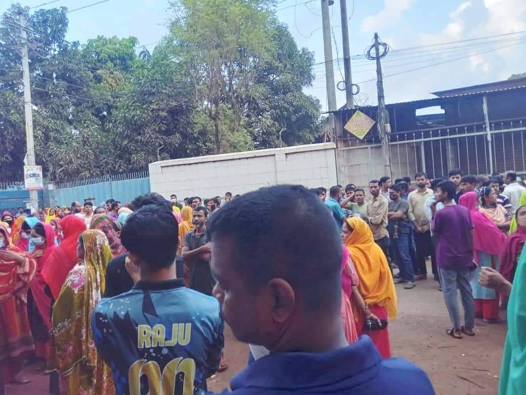 আশুলিয়ায় কারখানা খুলে দেয়ার দাবিতে  শ্রমিকদের বিক্ষোভ