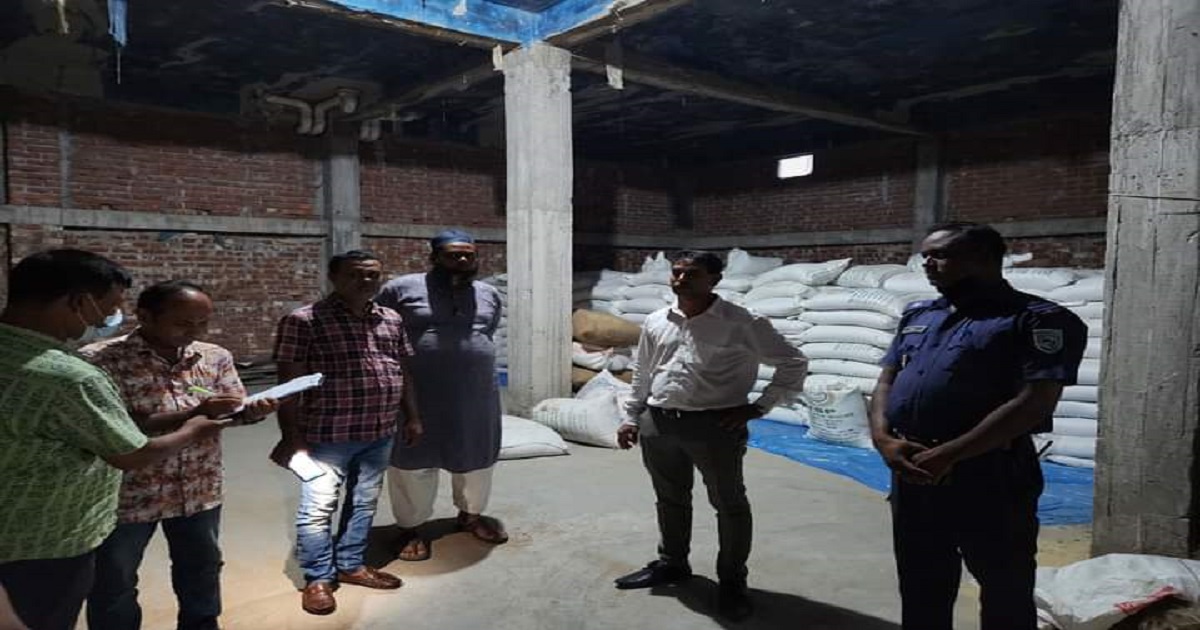 গাইবান্ধায় অবৈধভাবে মজুত করা ৮`শ বস্তা সার জব্দ