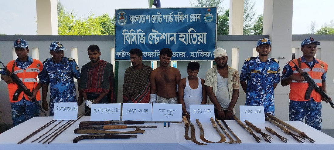 হাতিয়ায় দুই দস্যু গ্রুপের গোলাগুলি, অস্ত্রসহ আটক ৫