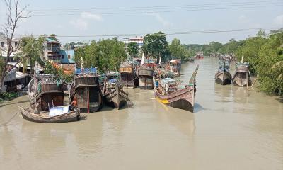 বরফ না পাওয়ায় জেলেদের সমুদ্রে যাওয়া অনিশ্চিত