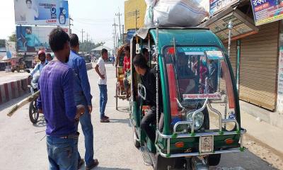 দ্বিগুণ ভাড়ায়ও মিলছে না পরিবহন