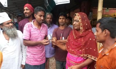 ব্যান্ড পার্টি বাজিয়ে নির্বাচনের প্রচারণা চালাচ্ছেন তৃতীয় লিঙ্গের সাথী