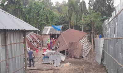 হেলমেট বাহিনীর তাণ্ডব: খোলা আকাশের নীচে দুটি পরিবার
