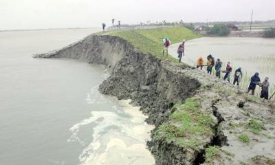 খুলনার কয়রায় ধসে গেছে ২০০ মিটার বাধ, ঘরবাড়ি ছাড়ছে গ্রামবাসী