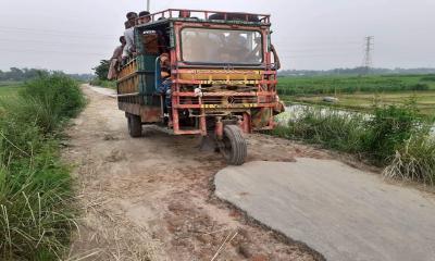 শাহজাদপুরে সংস্কারহীন ভাঙা রাস্তায় ২০ হাজার মানুষের চরম দুর্ভোগ