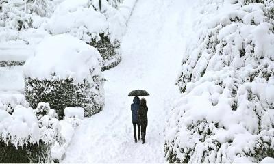 তীব্র তুষারঝরে কানাডা বিপর্যস্ত