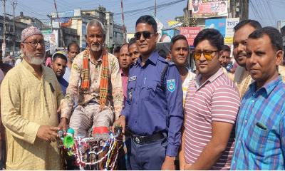 সৈয়দপুরে অটো ভ্যান উপহার পেল অসহায় বৃদ্ধ