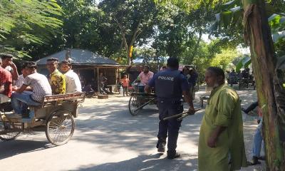 গণসমাবেশে আগত নেতাকর্মীদের হাতে থাকা লাঠি কেড়ে নিচ্ছে পুলিশ