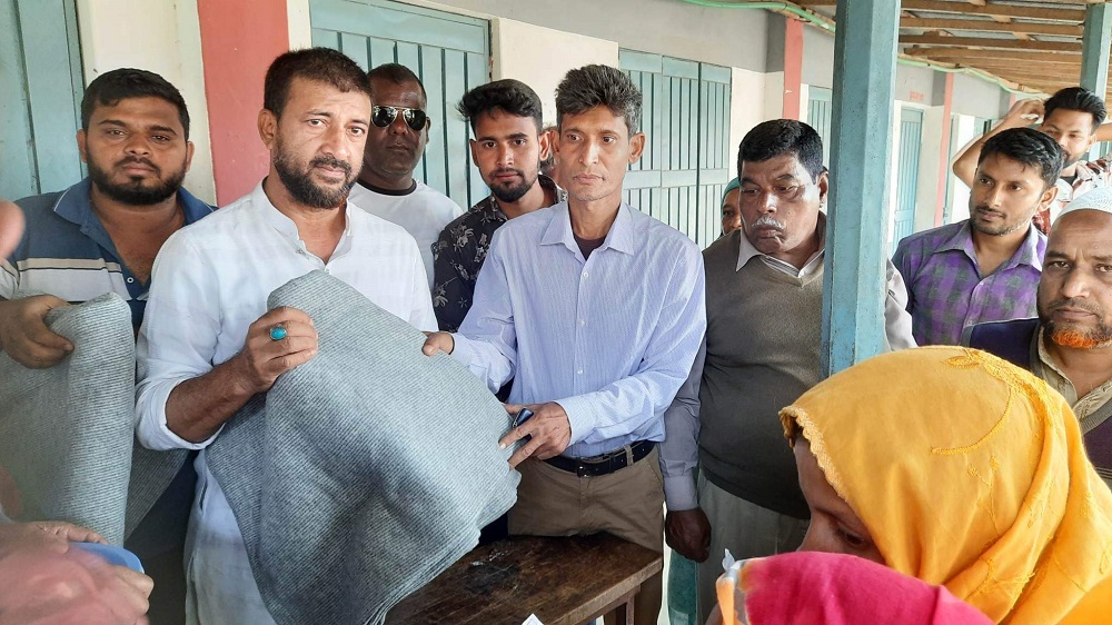 তেঁতুলিয়ায়  শীতের উপহার পেয়ে খুশি ৭ শতাধিক গরীব ও শীতার্ত মানুষ