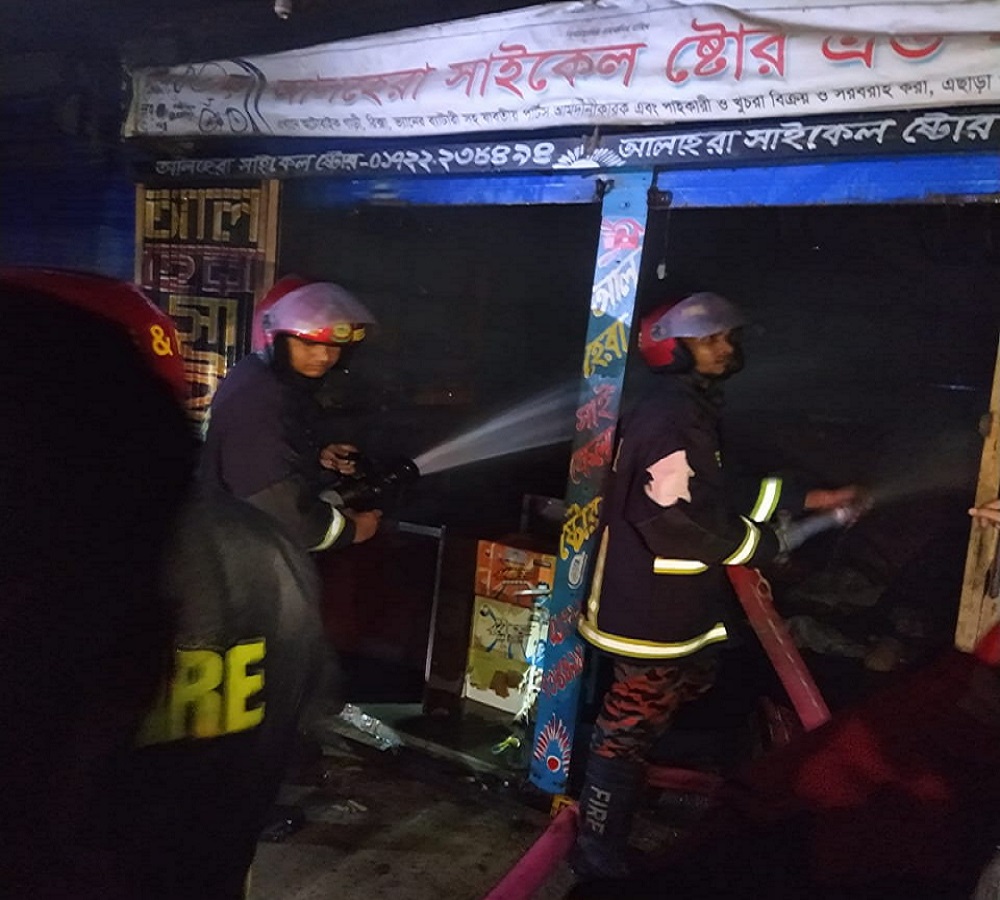 পাবনার আমিনপুরে অগ্নিকাণ্ডে দোকানের মালামাল পুড়ে ছাই