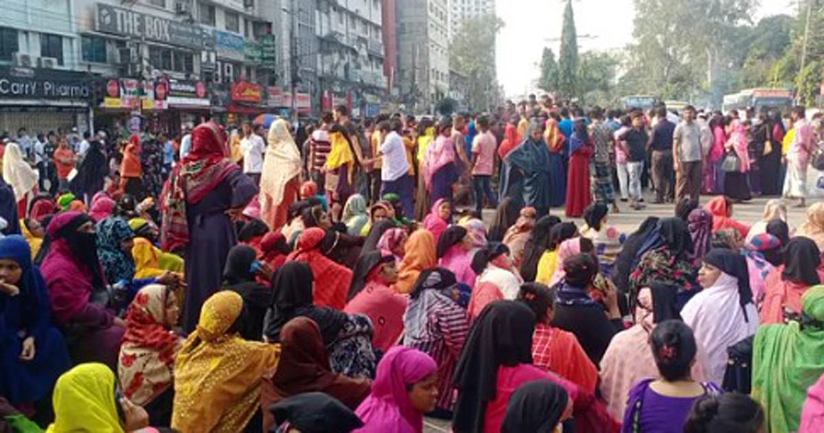 কমলাপুর এলাকায় সড়ক অবরোধ, পোশাক শ্রমিকদের ৫ দফা দাবি
