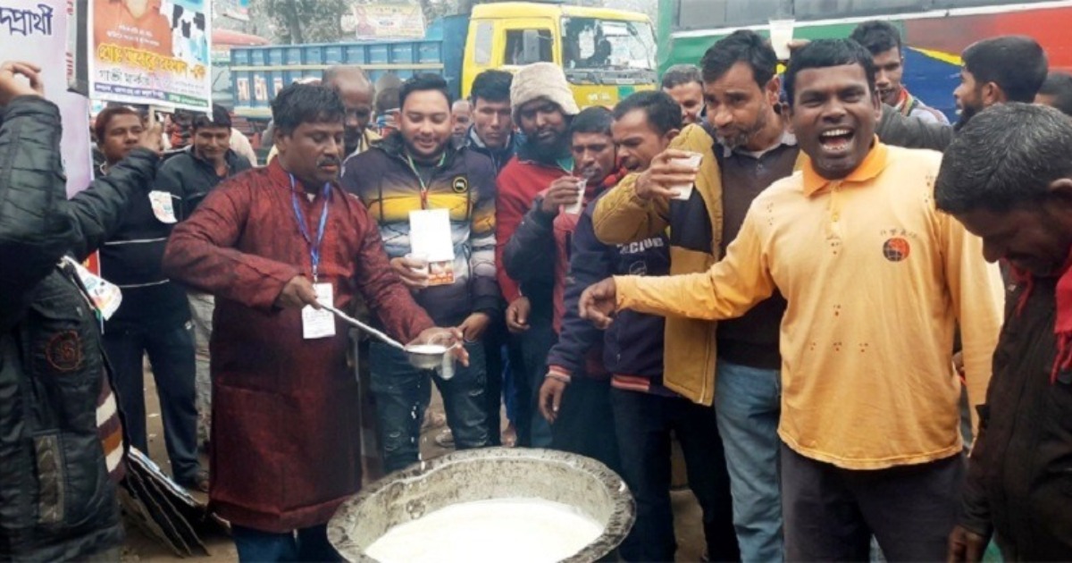 ভোটারদের দুধ খাওয়াচ্ছেন গাভী মার্কার প্রার্থী
