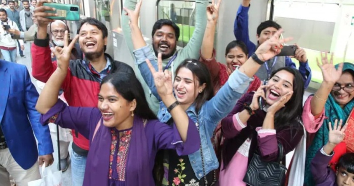 মনে হচ্ছে দেশের বাইরে আছি: মেট্রোরেলে চড়ে যাত্রীরা