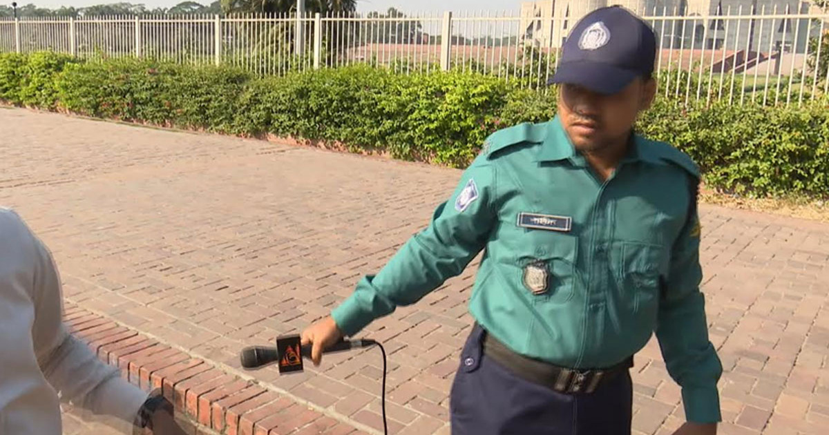 লাইভ অবস্থায় সাংবাদিকের বুম কেড়ে নেওয়া সেই পুলিশ সদস্য প্রত্যাহার