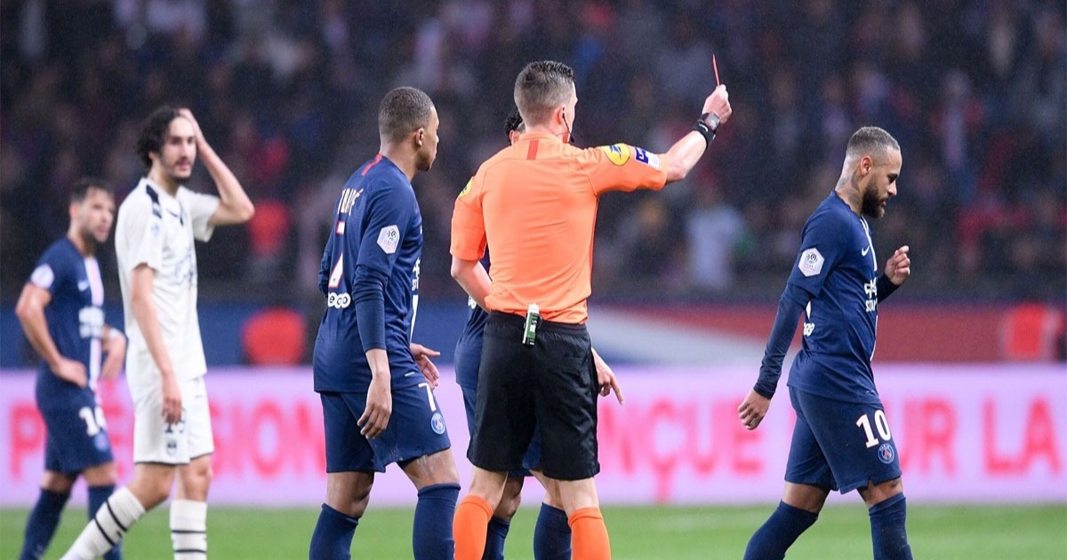 পিএসজিতে ফিরেই লাল কার্ড পেলেন নেইমার