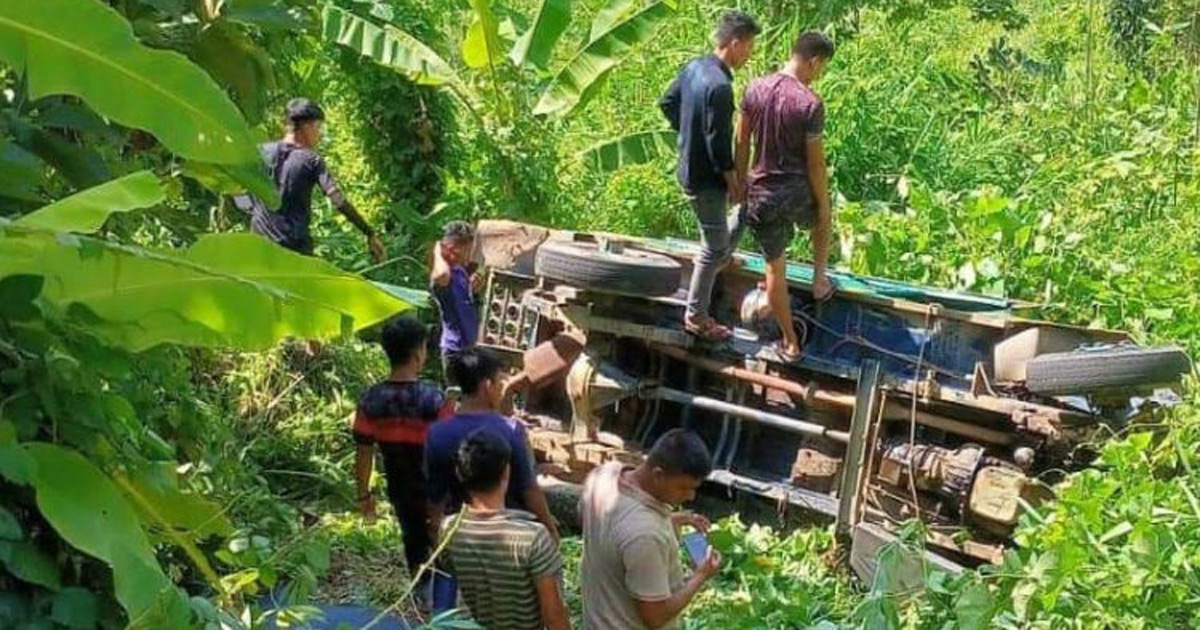 সাজেকে আবারো জিপ খাদে, আহত ১২