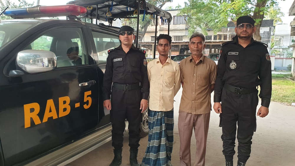 জয়পুরহাটে নকল স্বর্ণমুদ্রা বিক্রির অভিযোগে আটক ২