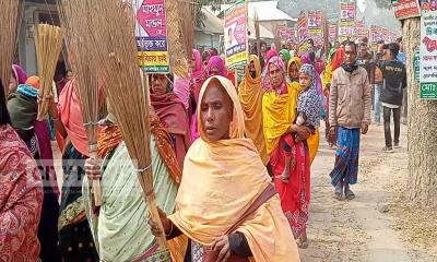 শিক্ষা অফিসারের বিচার দাবিতে ঝাড়ু মিছিল