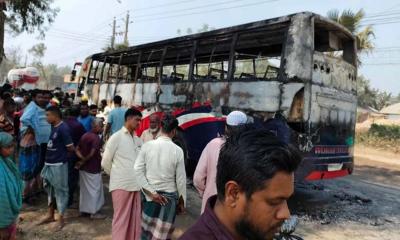 বাস-অটো সংঘর্ষে নিহত ৫, বাসে আগুন ক্ষুব্ধ জনতার