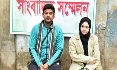 বিয়ে করেই সংবাদ সম্মেলনে তরুণী