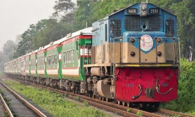 রেললাইনে বসে ট্যাবে কথা বলছিলেন যুবক, অতঃপর...