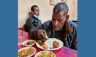 ১৫ বছর গোসল না করা বাবু লালকে গোসল করাল পুলিশ