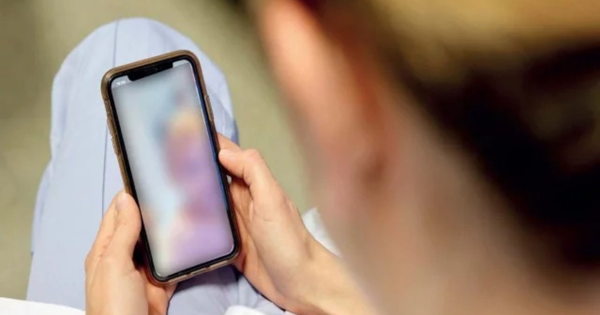 প্রেমিককে ভিডিও কলে রেখে আত্মহত্যা করল প্রেমিকা