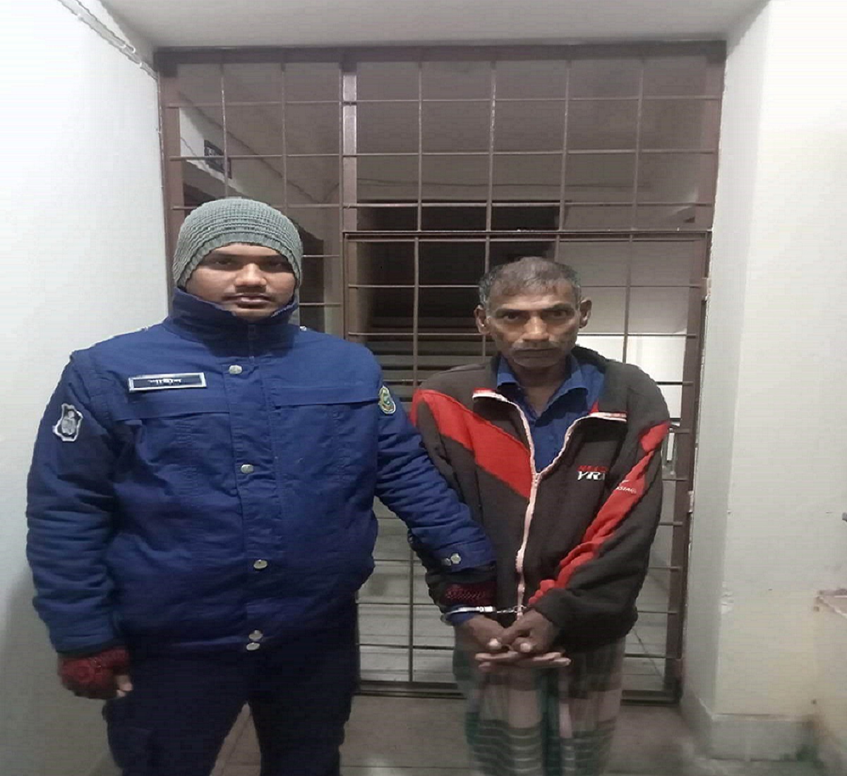 হাতকড়াসহ পালানো আসামি আটক