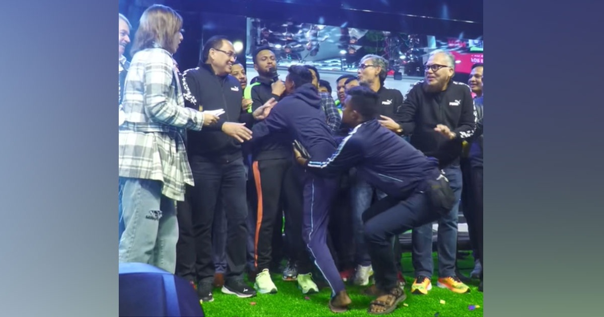 চট্টগ্রামে সাকিবের ওপর ঝাঁপিয়ে পড়লেন এক ভক্ত