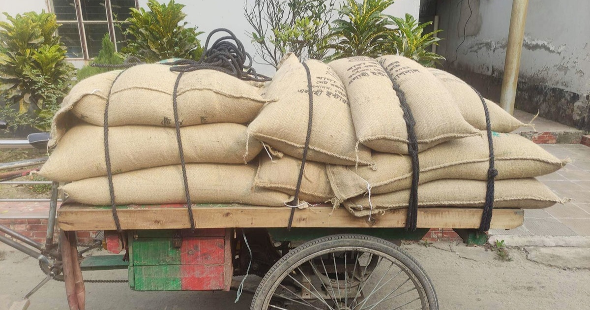 রাস্তায় ৬০০ কেজি সরকারি চাল ফেলে পালিয়ে গেল কারা!