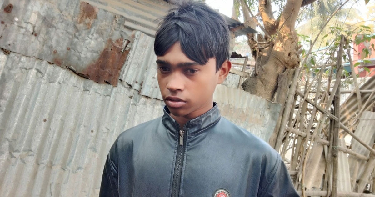 উপার্জনের একমাত্র সম্বল ভ্যান হারিয়ে কাঁদছে কিশোর কাজল