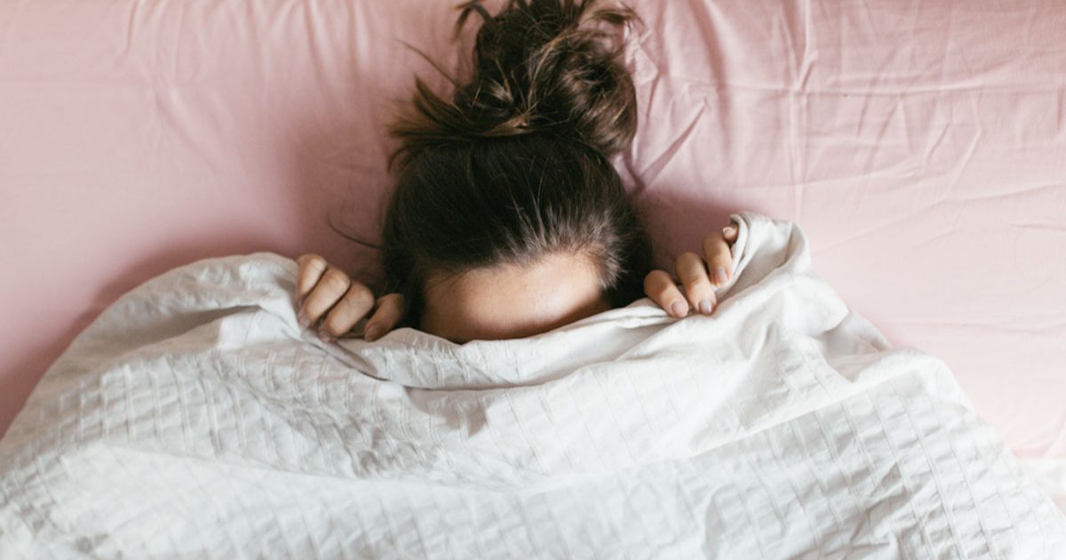 চাদর মুড়ি দিয়ে ঘুমালে শরীরে যা ঘটে