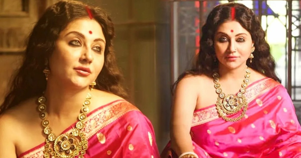 সিঁথিতে সিঁদুর, চোখে কাজল, ব্লাউজ ছাড়াই মায়াবী নববধূ রূপে হাজির স্বস্তিকা