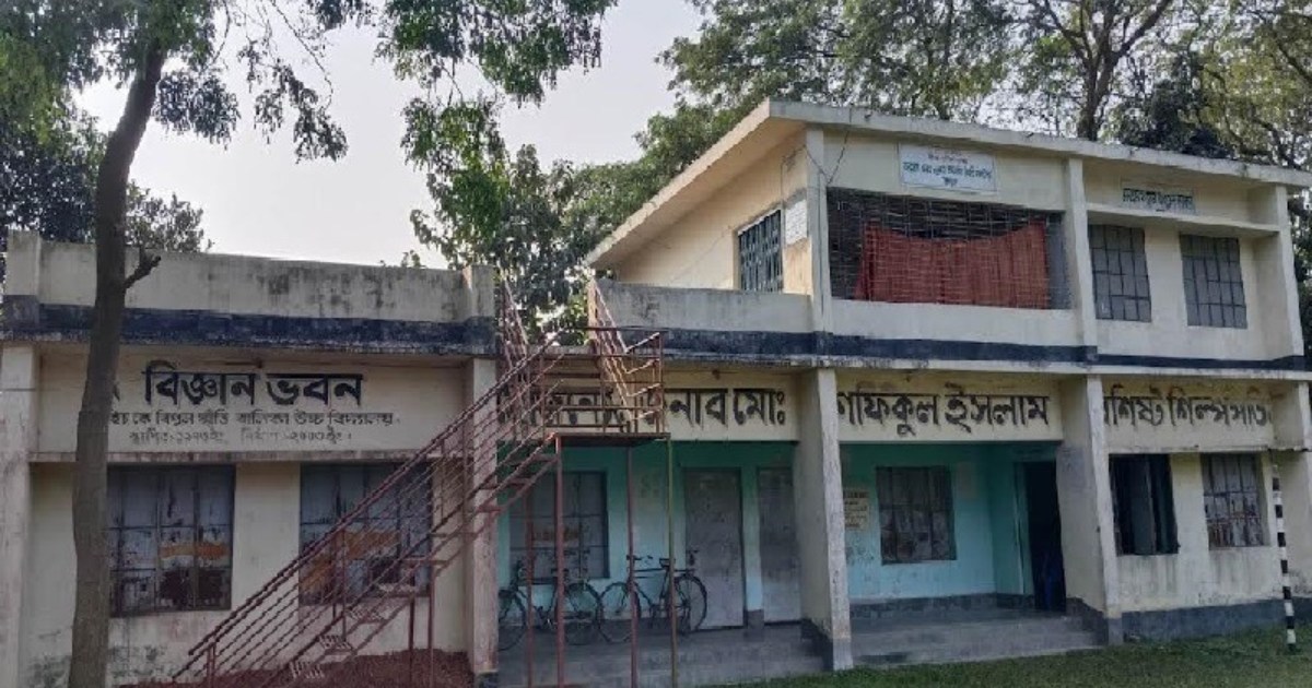 স্কুলেই সংসার পেতেছেন প্রধান শিক্ষক!