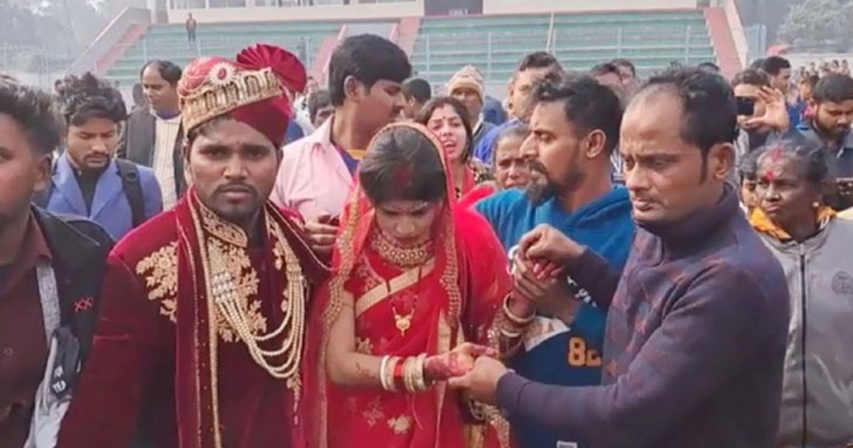 স্বপ্নপূরণে হেলিকপ্টারে বিয়ে করলেন পরিচ্ছন্নতা কর্মী!